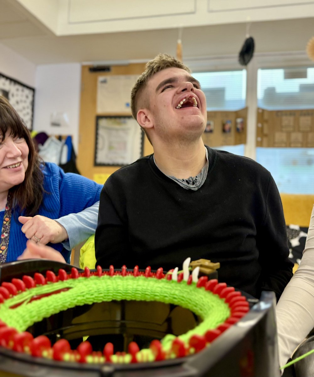 IsobelMair's tweet photo. More knitting fun this afternoon in Class Islay! The boys had a blast and made a lovely hat (with a funky Pom Pom!) #dywwest https://t.co/4TqjJvCVnK