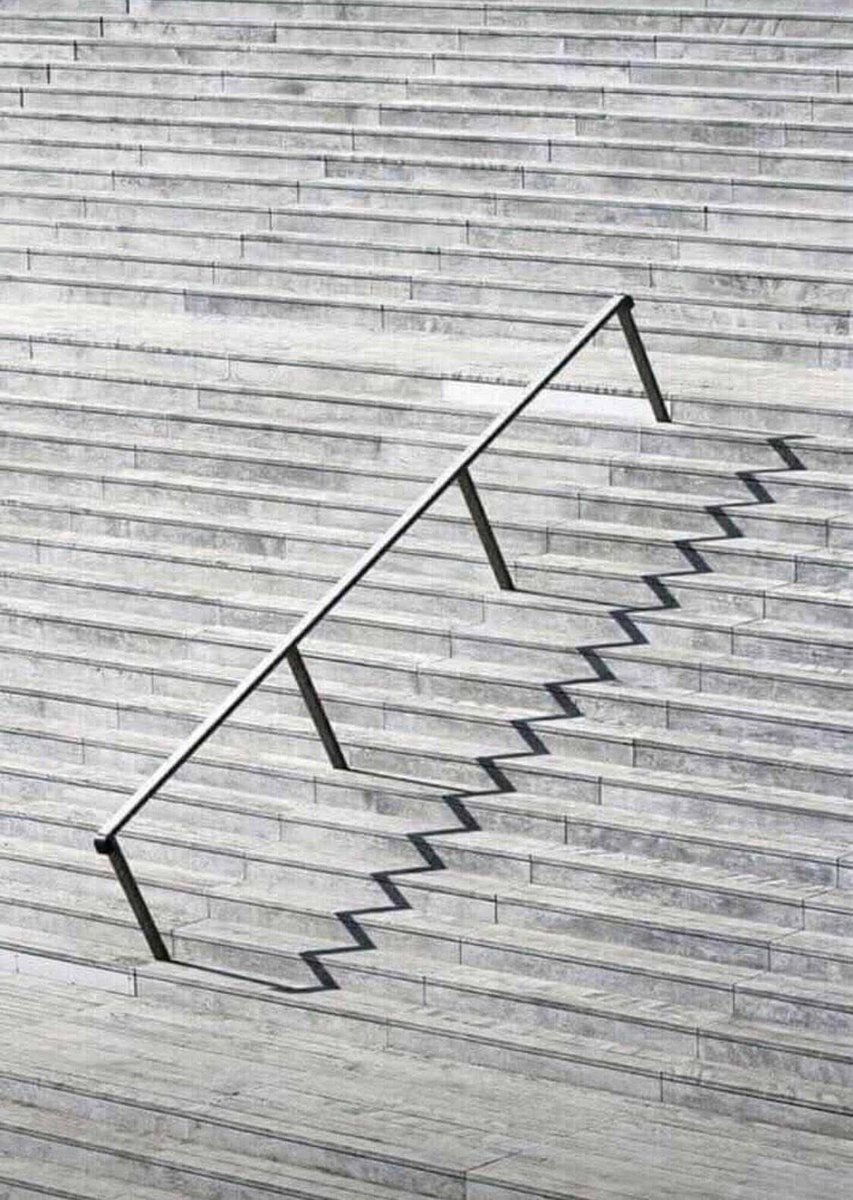 لاتصدق كل ماتسمع عن الناس فالشخص 
المقصود  قد يكون مستقيما لكن من 
يعكس صورته هو المائل..!