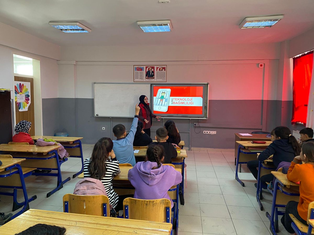 GSB_CeritGM's tweet photo. Teknoloji bağımlılığına karşı farkındalık oluşturmak amacıyla Çağlayancerit Ortaokulunda 'Bağımlılıkla Mücadele' sunumu gerçekleştirdik.Sanal alemde yaşadığımız sorunlar, ekran karşısında fazla vakit geçirme ve alacağımız tedbirler nelerdir üzerine bilinçlendik. #merkezimheryerde https://t.co/pJH3Rd78il