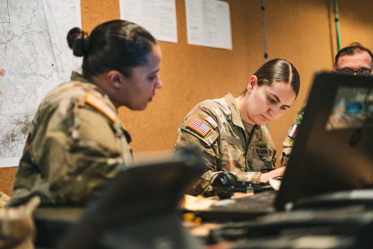 1reDivision's tweet photo. Engagée au sein du @iiiarmoredcorps US dans le cadre de #CPX2, la 1re Division intègre l'ensemble de ses renforts et officiers de liaison alliés, Américains, Britanniques, Allemands et Belges. 

#StrongerTogether #Warfighter25 #Interopérabilité #CPXII

📸  LTN Clémence B. https://t.co/23oIHrAoMr