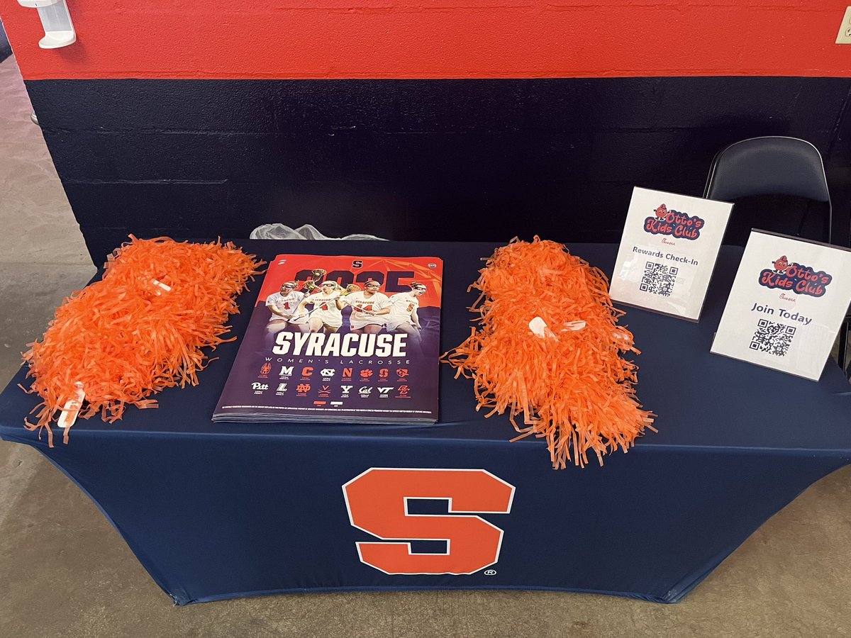 Orange fans! Be sure to grab some pom poms at Gate A for today’s Women’s Lacrosse game 🍊🥍