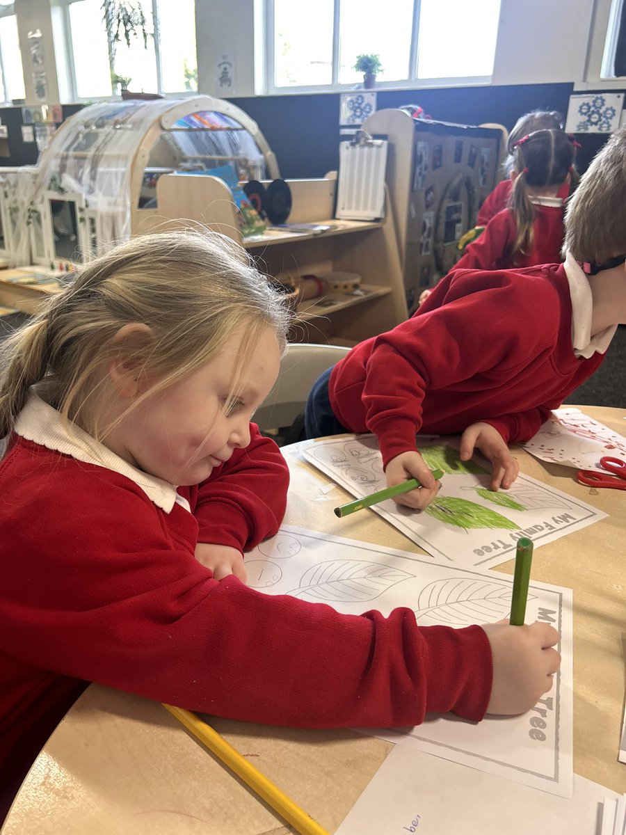PCPNursery's tweet photo. We continued with our Monarch Monday work! We talked about royal family trees and it got us talking about our own. We created our trees and drew pictures of our family members to add on. It was great to talk about our special people. #monarchmonday #pcppshe 👨👩👧👧🌳 https://t.co/4zovbHDyYh