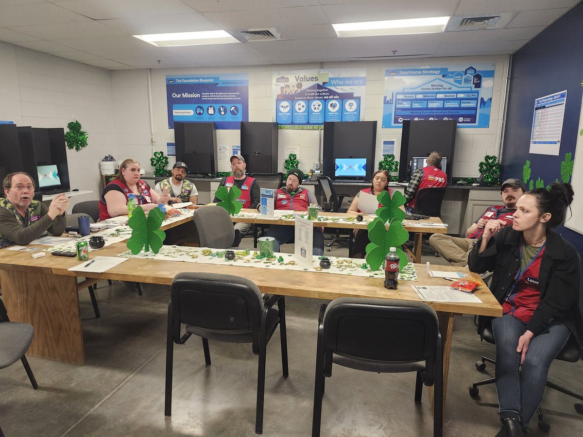 AdamM1888's tweet photo. Full house training with Graber for this week's Specialty Spotlight. 

@DebDearing 
@SarahN_Lowes https://t.co/u4OKbKCyzk
