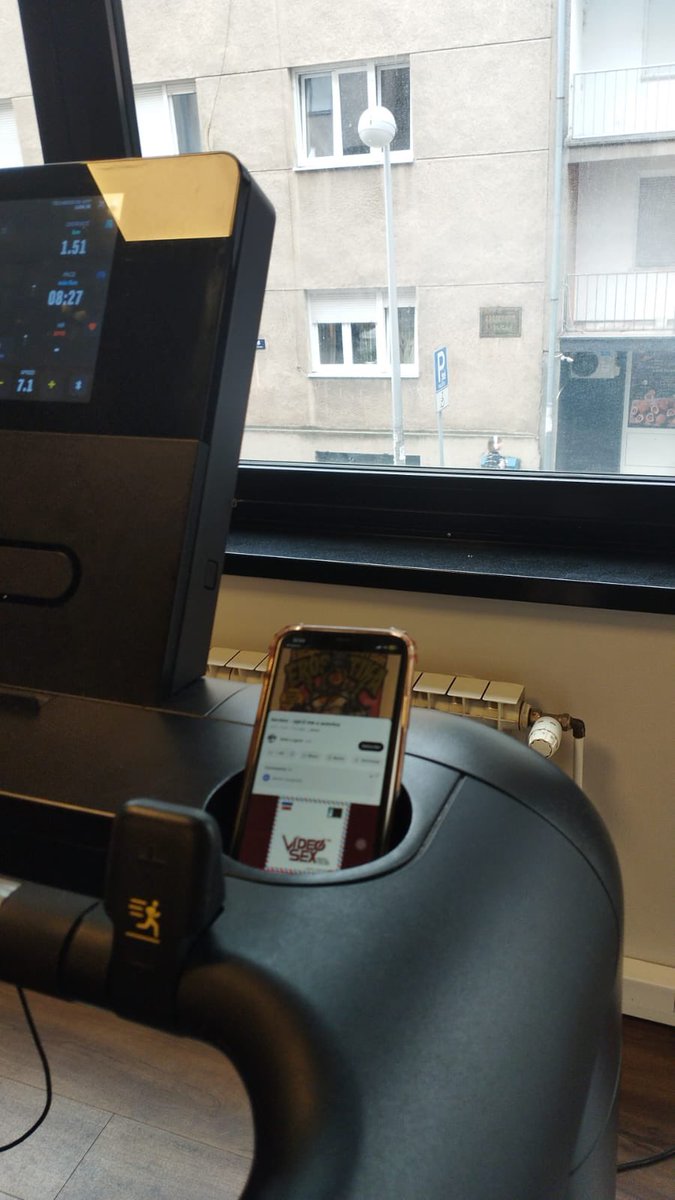 ivanakedgin's tweet photo. neka riba je došla u gym u gestapo kaputu i sluša sprži me u aušvicu na loop? pa gdje to ima https://t.co/OZl2aeNJ4J