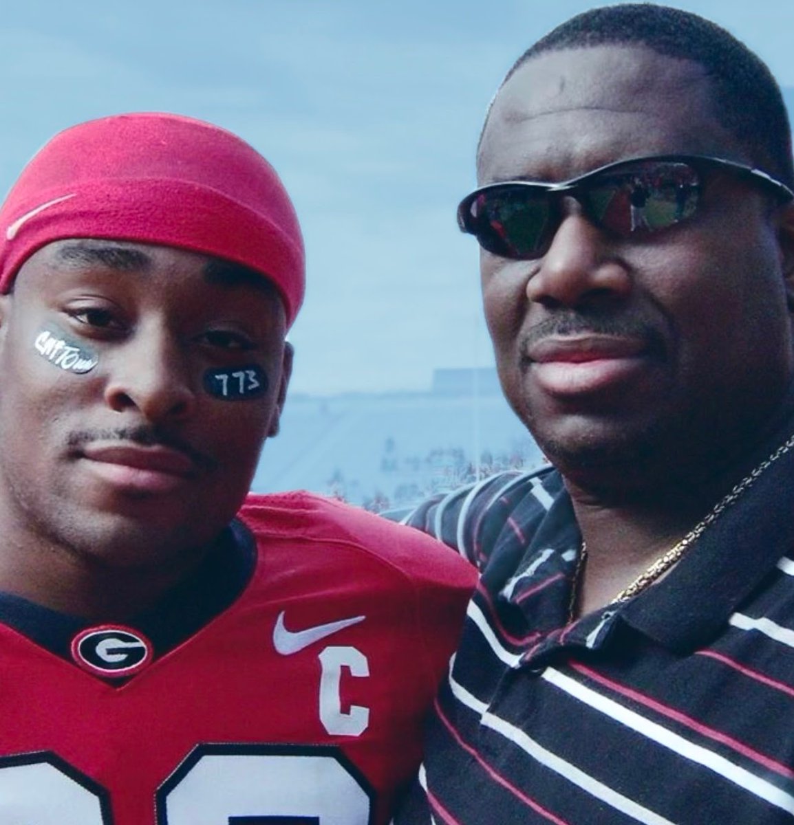 Chi4239's tweet photo. @ReportBulldawg Being between the hedges with my hero, best friend, my Pop's https://t.co/1GapHM1FGQ
