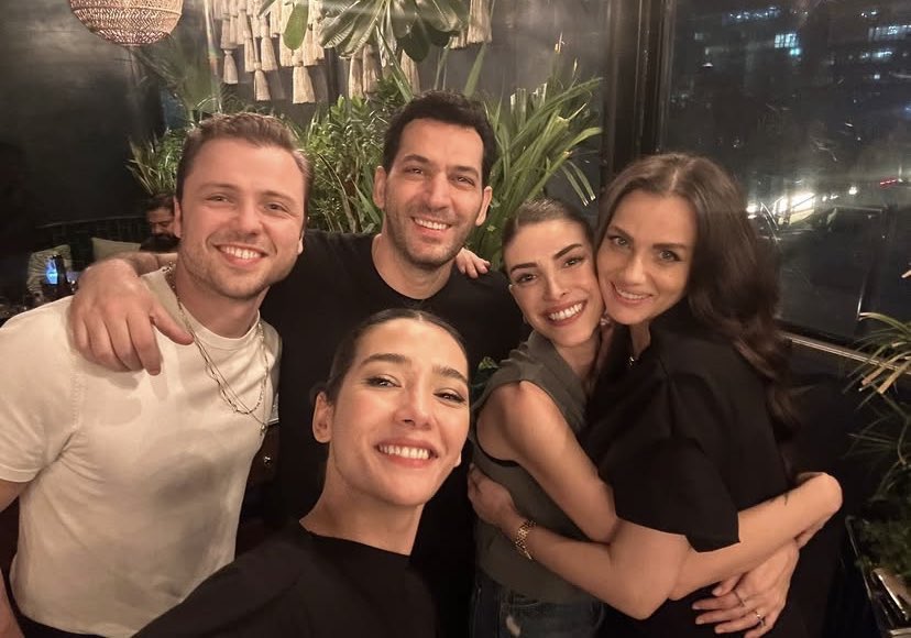 Fotoyu ilk gördüğümde baya şaşırdım hatta dedim acaba ben mi yanlış görüyorum dedim fotoyla baya bir süre bakıştık sonra baya kahkaha atmaya başladım rüyalarımın saçmalık seviyesi ama çok iyi flabdşsjaşd