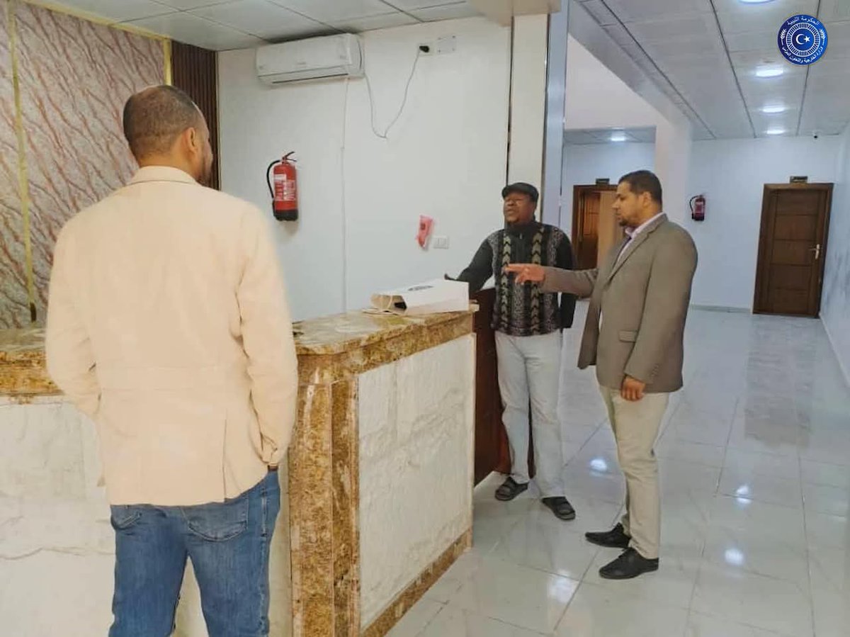 **في إطار متابعة تطوير المنافذ الحدودية، زار مدير مكتب الشؤون القنصلية بغات، السيد رمضان أدر خمدا، منفذ أيسين البري، واطّلع على أعمال التحديث الجارية.

وفي ختام الزيارة، قدّم درعًا تقديريًا لمدير المنفذ، تكريمًا للجهود المبذولة في تعزيز جاهزيته وكفاءته التشغيلية.** #ليبيا