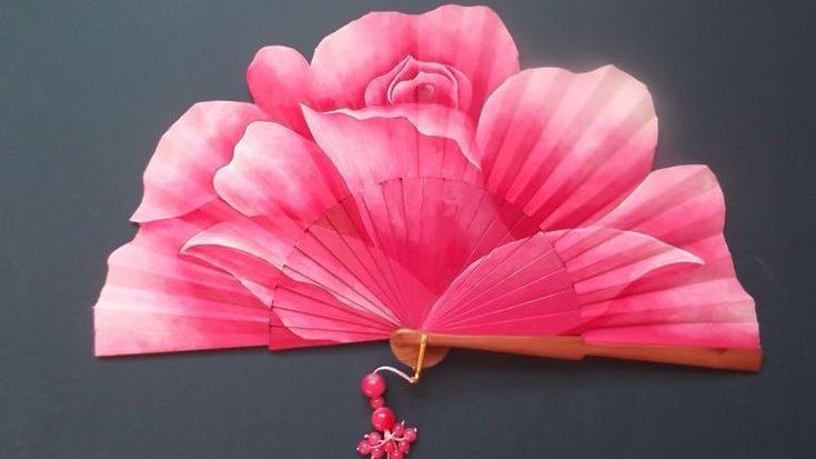 dollbodydoesoul's tweet photo. flower shaped handheld folding fans https://t.co/3S4VnE5mQq