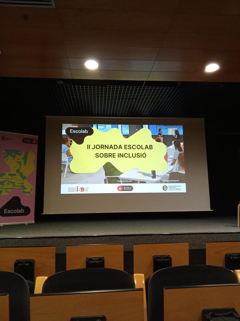 Espectacular la ponència  de <a href="/mmart104/">Prudens Martínez</a> Prudens Martinez sobre "Què aporta el DUA a la pràctica educativa" . Moltclara, suggerent i aterrada a l'aula. Molt interessant la revisió de la recerca i l'exemple dels girasols Moltes gràcies <a href="/bcn_ajuntament/">Ajuntament de Barcelona</a> i a Escolab i a l'IBE del CSIC!