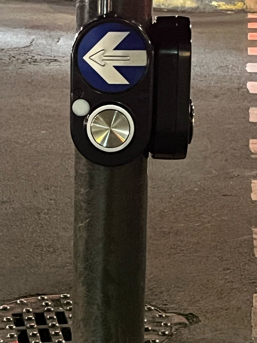 yoamopolancoMH's tweet photo. 📢 atención 🚦
Si ven semáforos como este, se trata de semáforos inteligentes en prueba en Masaryk. Funcionan con IA artificial para agilizar la movilidad y la prueba durará aproximadamente 3 meses para evaluar su efectividad.
¿Qué opinan? 
#MovilidadCDMX #InnovaciónVial #Polanco https://t.co/xVjIrd4JC3