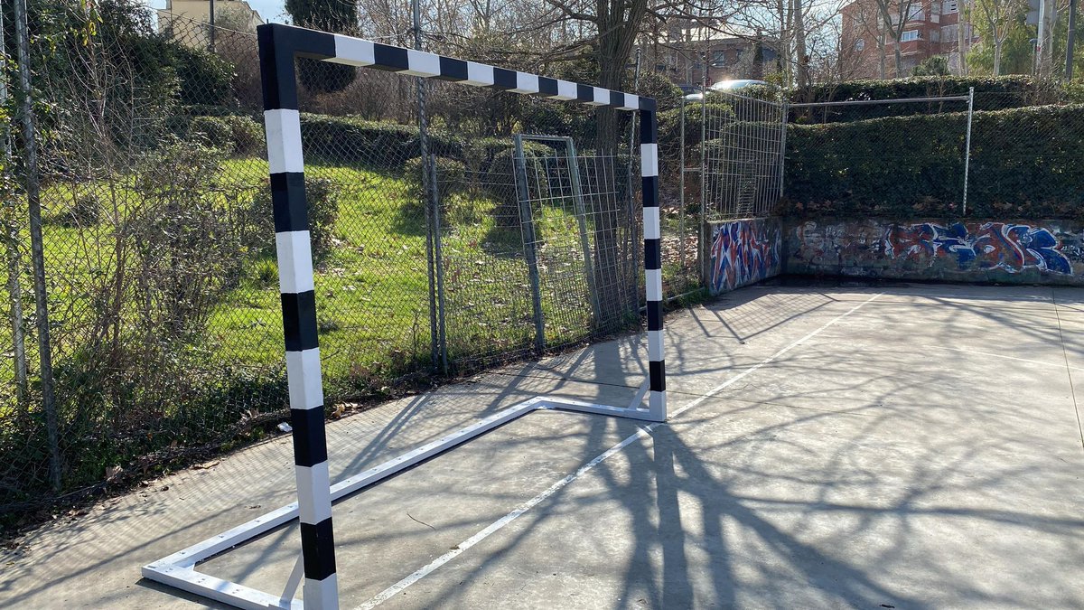 Desde hace años las pistas al aire libre que usan miles de vecinos en la avenida Valdelasfuentes permanecían en un estado deplorable.

Nos pusimos manos a la obra. Las porterías y el vallado ya lucen un aspecto completamente diferente.