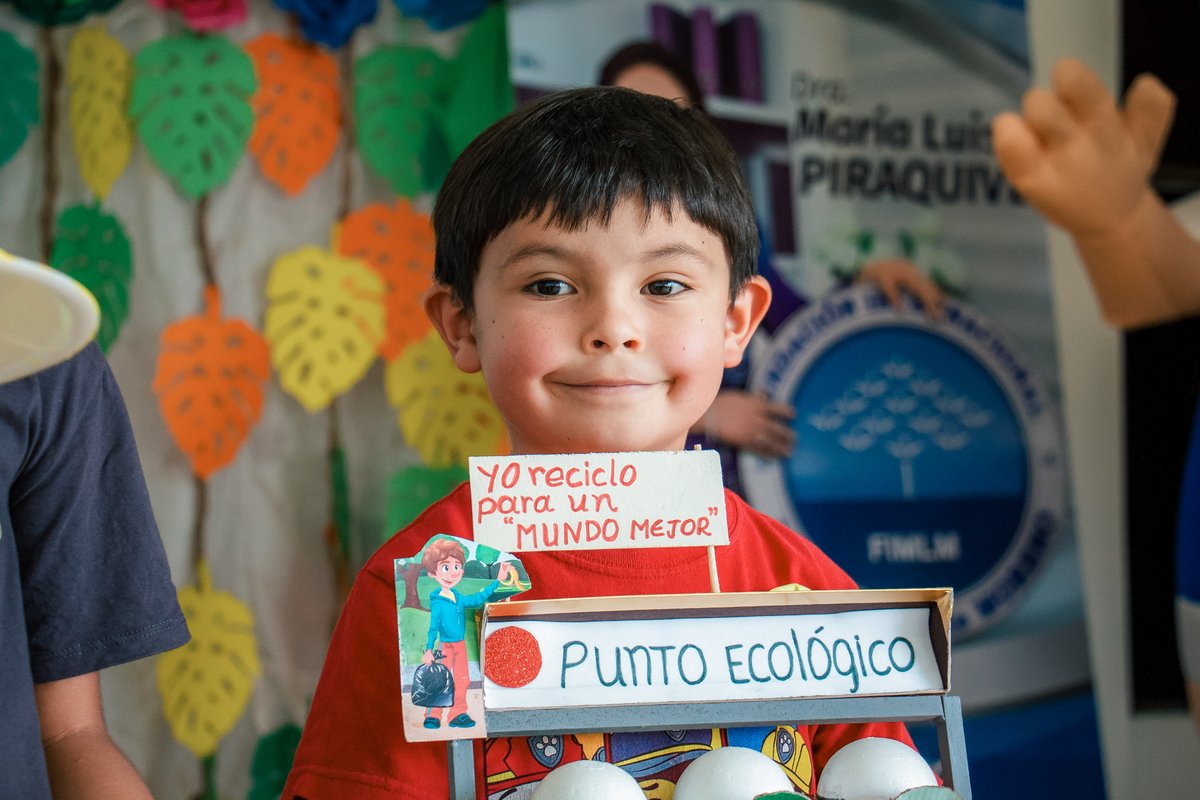 #FimlmColombia 🇨🇴 | 📚🍃🌱 Niños de Duitama, Boyacá, aprendieron la regla de las tres R: reducir, reutilizar y reciclar.♻️Además, fueron beneficiados con un completo kit escolar ambiental. ♻️🌱💙📚

🔗Conoce más de este evento: cutt.ly/qrrfrlgq

#AyudanosaAyudar