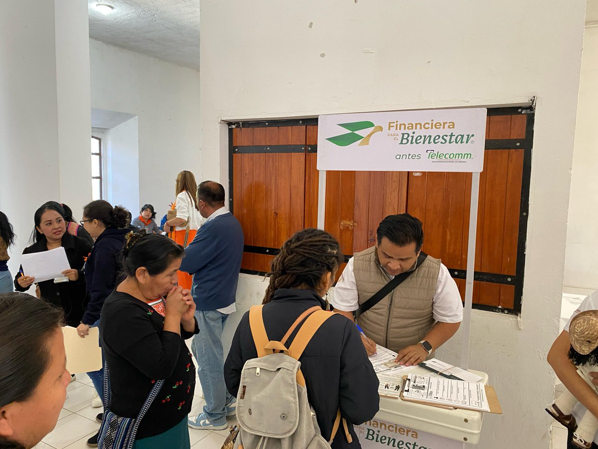 OriginalMexico's tweet photo. Hoy en Cuetzalan, #Puebla estamos haciendo equipo con @JovConFuturo y @FinabienMex para darle atención particular a las y los artesanos que acuden a sus cita de preselección rumbo a #Original2025.✨
¡Gracias por su apoyo! 🤜🏼🤛🏼
#OriginalCrece❣️
@cultura_mx https://t.co/MkCWRCU9Wj