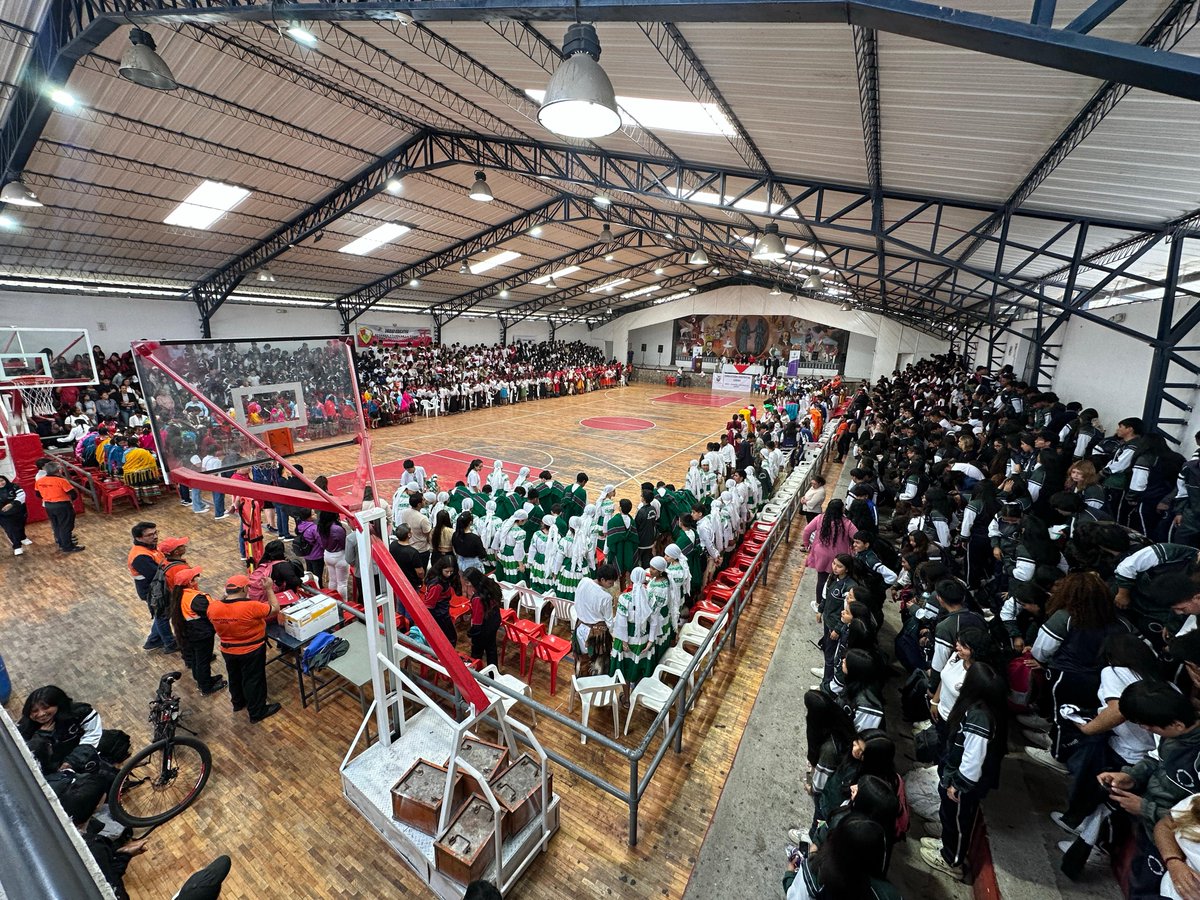 📍[IBARRA]🎊🎉
Inauguramos el Primer Festival de Danza Tradicional de Nuestros Pueblos, donde participaron 1600 estudiantes aproximadamente del distrito 10D01 Ibarra,  impulsamos las tradiciones ancestrales en cada uno de los distritos.
#ElNuevoEcuadorResuelve🇪🇨