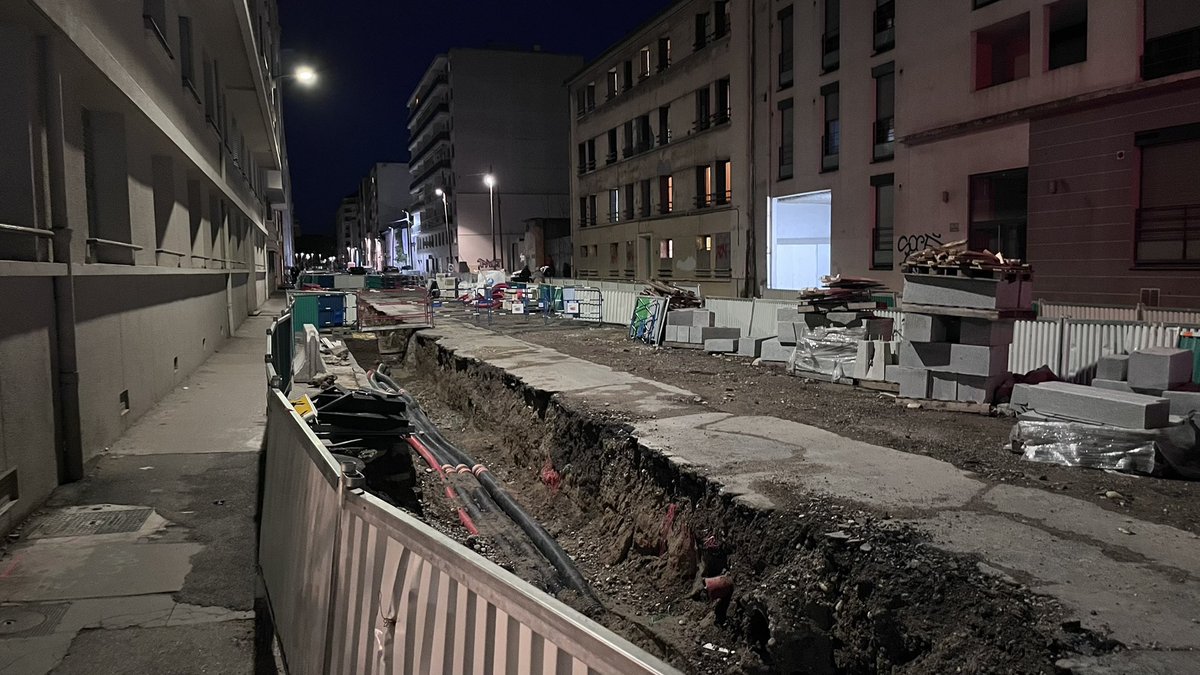 ManuViallis's tweet photo. Alors comment se fait-il que depuis 2 ans, ce soit un enfer pour les riverains dont certains sont des personnes âgées… Risque de chutes, craintes de sortir de chez soi…
Pensez-vous aux habitants ?
Avez-vous essayé de marcher dans ces rues ? 2/3 https://t.co/TPYik3BRHc