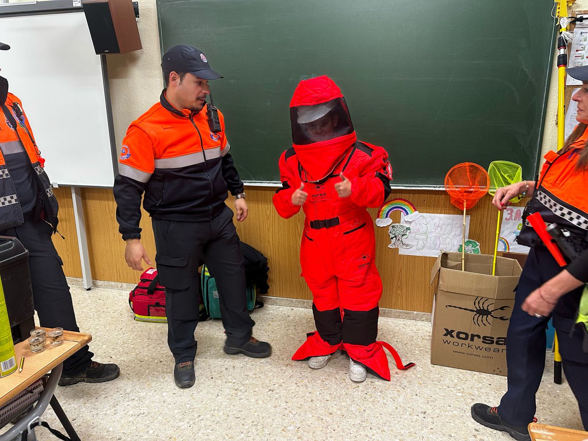 BarakaldoPcivil's tweet photo. Hoy @BarakaldoPcivil ha estado en el Instituto Beurko dando una charla sobre la avispa asiática, después hemos ayudado a instalar trampas de avispa realizadas por los alumnos del instituto.

#medioambiental
#proteccioncivil
#babeszibila https://t.co/rP29JoIJ4M