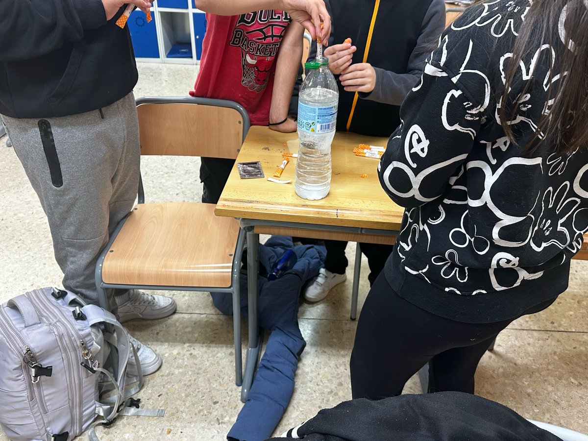 Hoy <a href="/BarakaldoPcivil/">P. C. Barakaldo</a> ha estado en el Instituto Beurko dando una charla sobre la avispa asiática, después hemos ayudado a instalar trampas de avispa realizadas por los alumnos del instituto.

#medioambiental
#proteccioncivil
#babeszibila