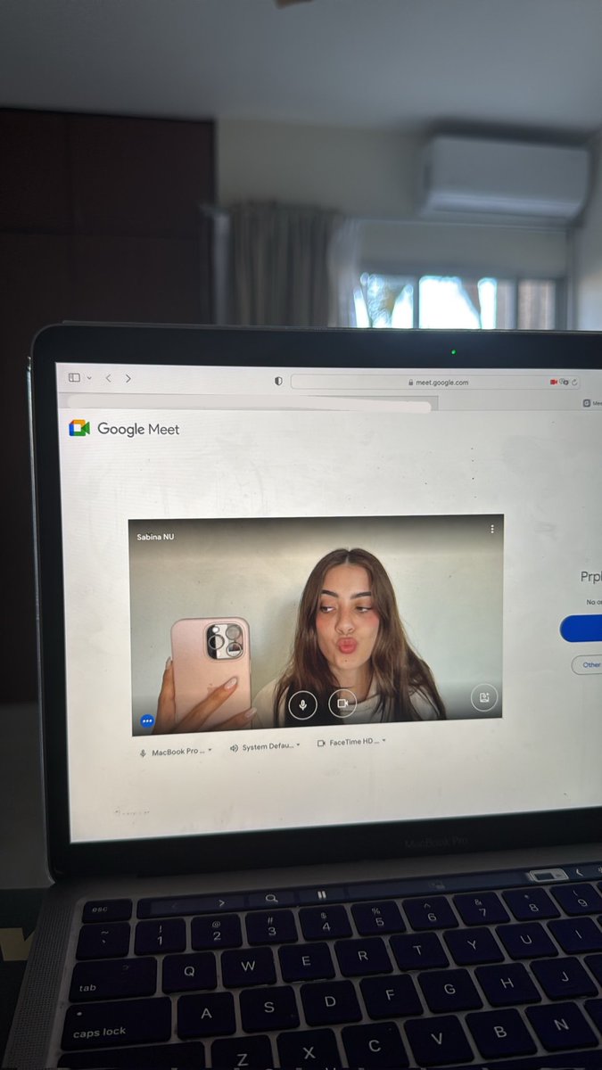 arabicsabina's tweet image. #sabinainarabic

┊يبدو وكأن سابي لديها مكالمة اليوم مع كلاً من أعضاء ناو (نور و سافانا) عبر تطبيق جوجل ميت !👀┊

ترجمة النص عبر حساب نور بالسناب شات: الاتصال بشخص ما اليوم

𝐴𝐷: 🇪🇬
⚋⚋⚋⚋⚋⚋⚋⚋
@sabina #sabinahidalgo