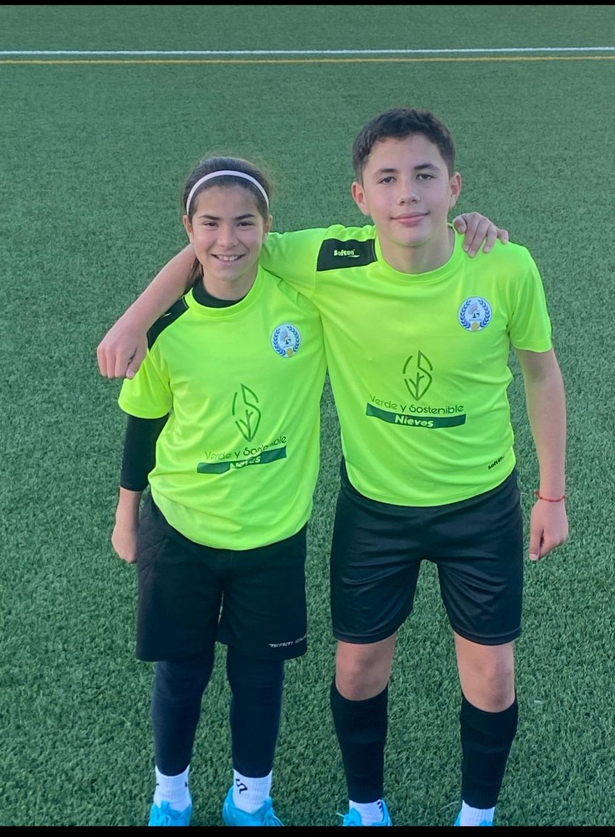 Entrenamiento hoy en Solana de nuestros jugadores y capitanes del Alevín A División Honor
Iván y María.
A seguir demostrando todo lo que valeis