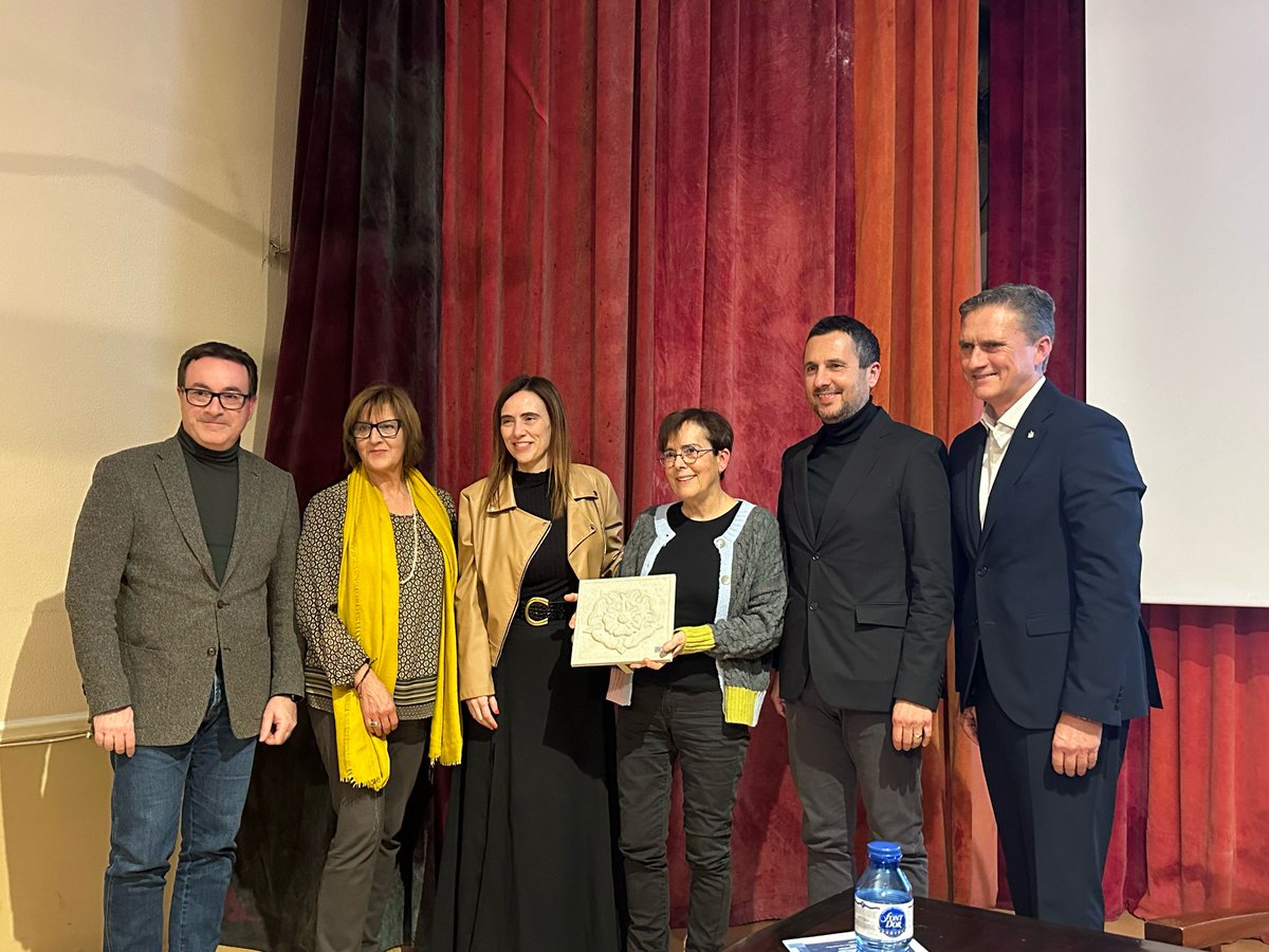 Empar Pont🎗️ (@emparp) on Twitter photo Lliurament del Guardó al Coneixement a Montserrat Corretger Sàez per <a href="/reus_cat/">Ajuntament de Reus</a> @PepBaiges <a href="/xaviguix/">Xavier Guix</a> <a href="/sandraguaita/">Sandra Guaita</a> <a href="/centredelectura/">Centre de Lectura</a> <a href="/universitatURV/">Universitat Rovira i Virgili</a> . Enhorabona ! Lliurament del Guardó al Coneixement a Montserrat Corretger Sàez per <a href="/reus_cat/">Ajuntament de Reus</a> @PepBaiges <a href="/xaviguix/">Xavier Guix</a> <a href="/sandraguaita/">Sandra Guaita</a> <a href="/centredelectura/">Centre de Lectura</a> <a href="/universitatURV/">Universitat Rovira i Virgili</a> . Enhorabona !