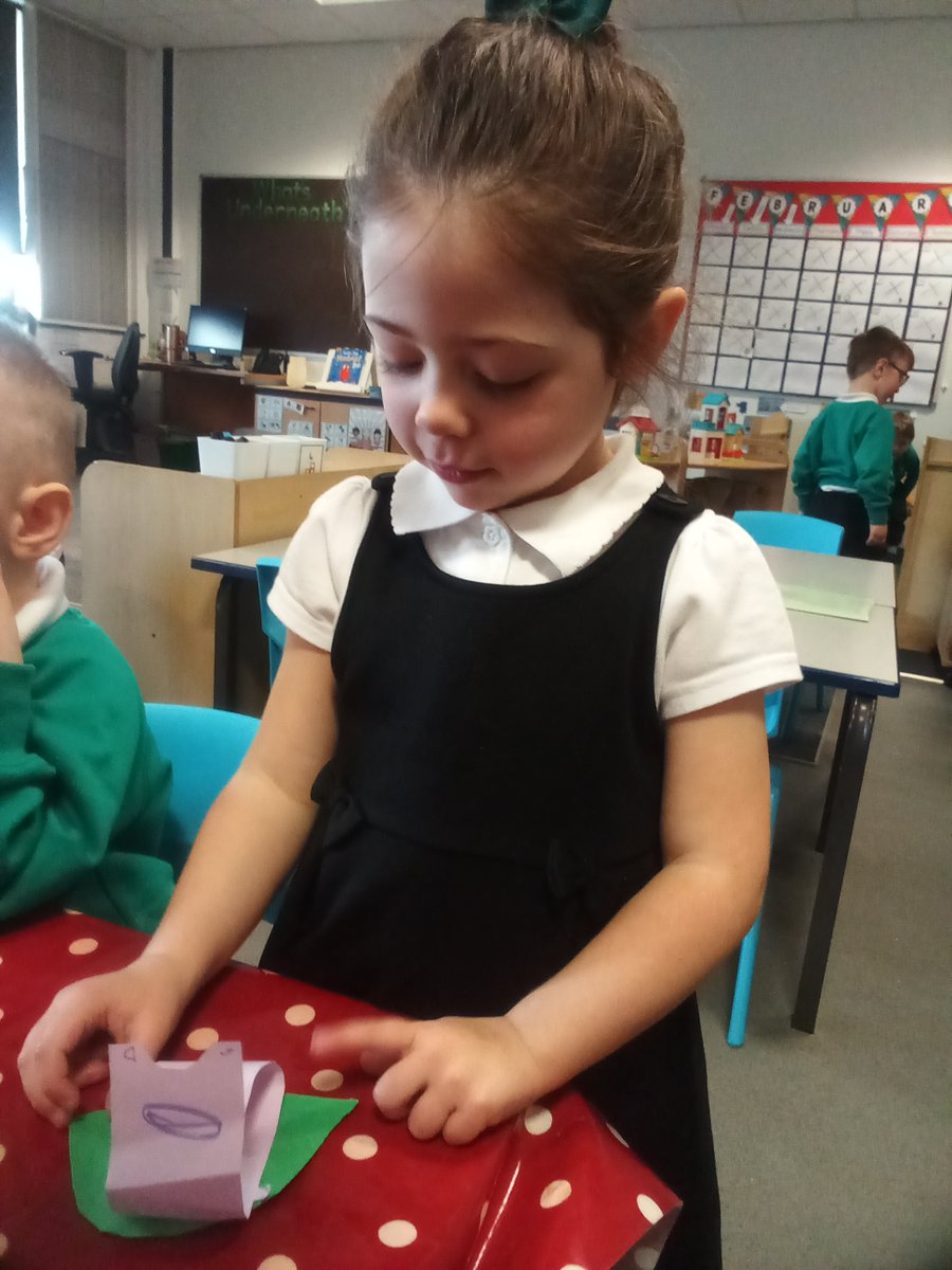 gcpfs1's tweet image. In Nursery the children have been using their fine motor skills to roll the paper to make a snail @PrimaryGreat #gcpearlyyears #gcpphysicaldevelopment.