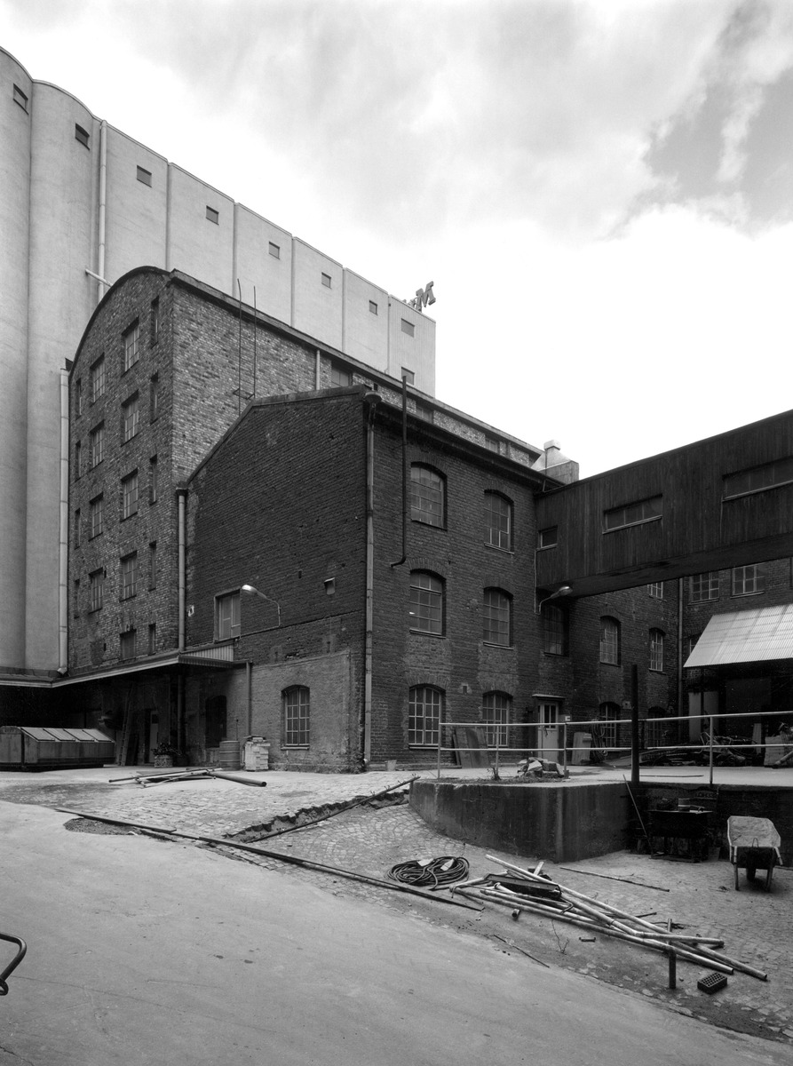 Korkman, Johnny, n. 1983: Helsingin Mylly Oy:n piha (Kaupunginmuseo)