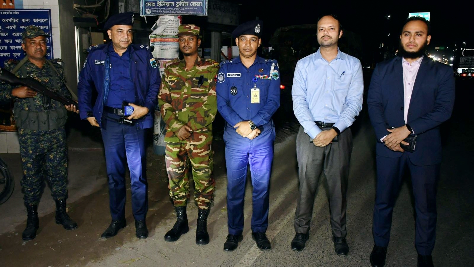 নিরাপত্তা জোরদার করতে নওগাঁয় যৌথ বাহিনীর টহল শুরু