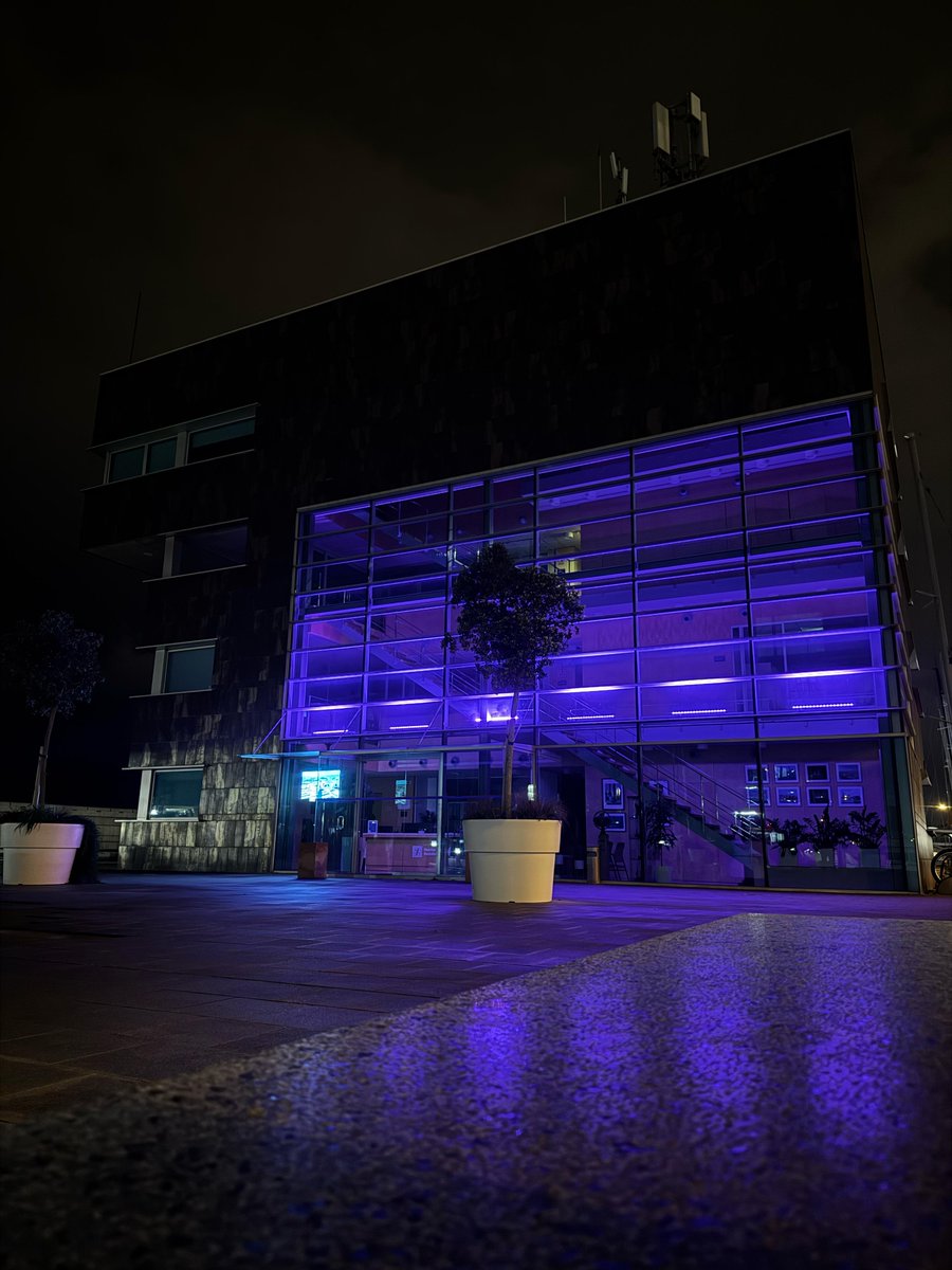 L'Edifici de Capitania del port de #Badalona s'ha il·luminat aquest dimarts 25 de febrer amb motiu del Dia Internacional de l’Implant Coclear per visibilitzar les discapacitats auditives 💜

#DiaInternacionaldelImplantCoclear
