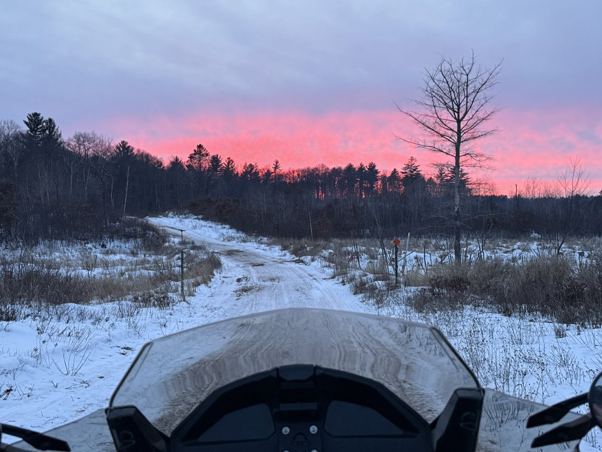 Jimbean32Olson's tweet photo. Cool sunset picture! Not so good for the snowmobile trails in north central Wisconsin! The season is most likely over. Time to get the boat ready for Lake Erie!! https://t.co/MtG1RLNEhJ