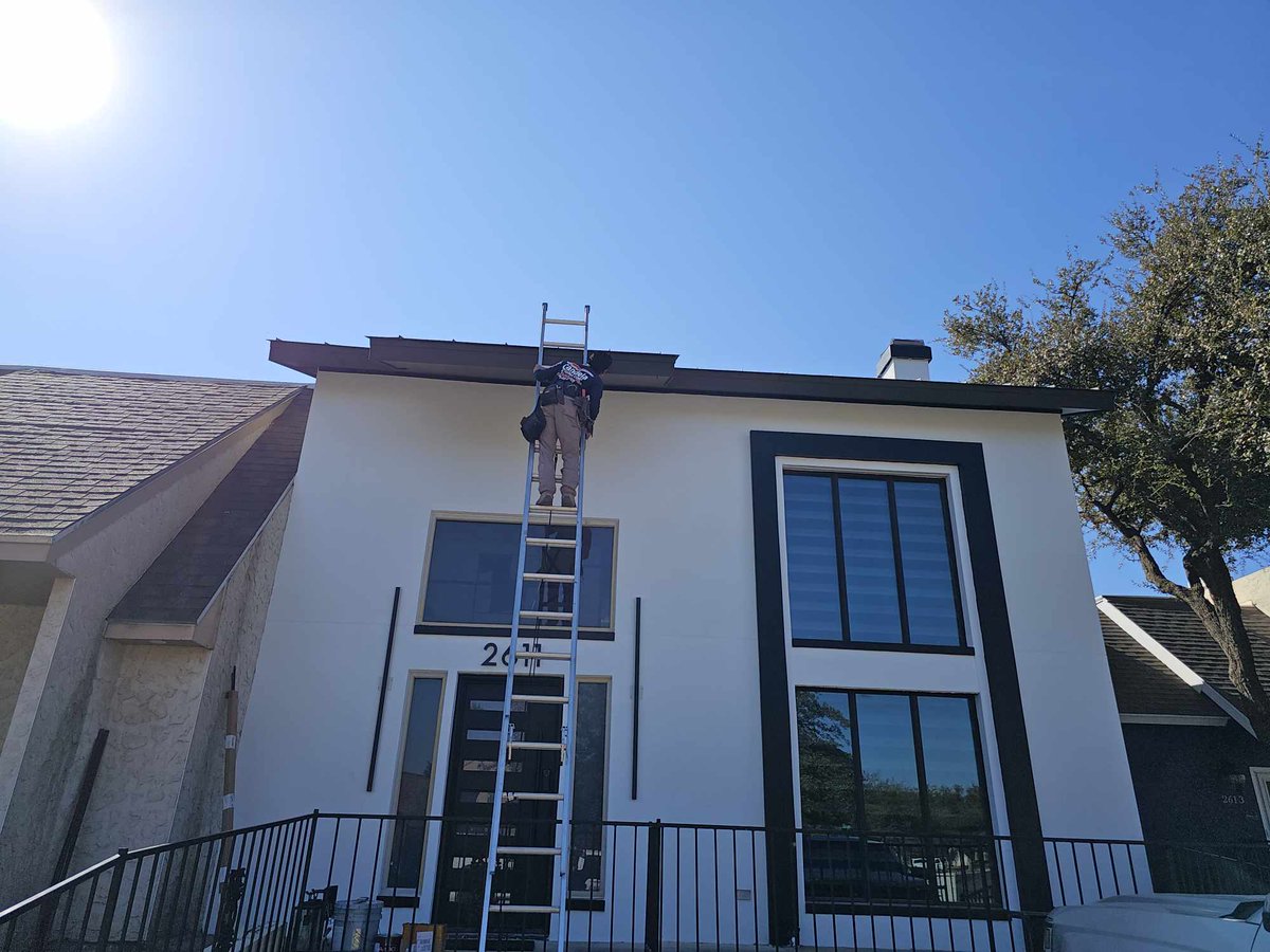 CorpCandela's tweet image. Climbing a ladder is the first task a roofer faces on each job. 
A roofer to prepared with the right tools, midset, and techniques to get the job done right! 💪🔨

#CandelaRoofing #RoofingSafety #LadderWork #ClimbingToSucess #Tradesman #Supportlocal #SkilledLabor