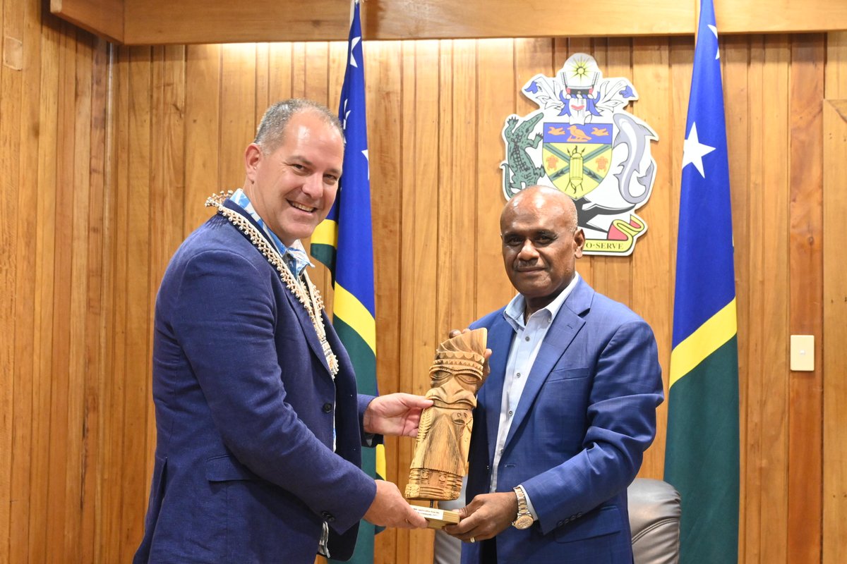 SPC DG Dr. Stuart Minchin paid a courtesy call to the Prime Minister of Solomon Islands, Hon. Jeremiah Manel, during the Honiara Summit. DG Minchin congratulated the Solomon Islands on hosting the event and discussed SPC initiatives while exploring further collaboration.