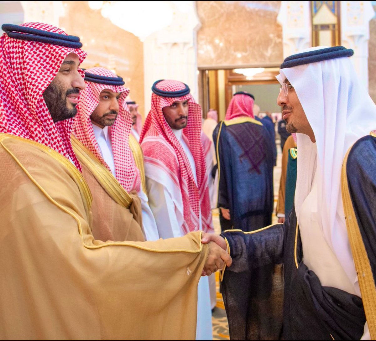 a_algwinm's tweet image. ..

بمصافحة يمناك هنّيت يمناي

يا بختها يمنى تصافح يمينك 

#محمد_بن_سلمان 

..