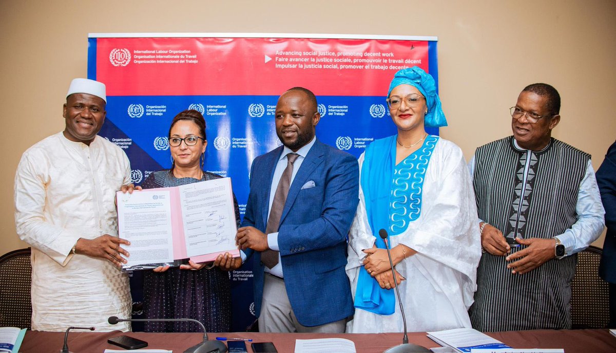 Amina_AK_N's tweet photo. ☝🏾Une date à retenir à plus d’un titre.. 

20 Fevrier 2025, Journée de la Justice Sociale,

J’ai eu l’immense privilège de representer la @cge_gui à la signature du #PPTD , le Programme Pays pour la Promotion du travail decent, une #signature copresidée  par 𝐌. 𝐅𝐚𝐲𝐚 𝐅𝐫𝐚𝐧𝐜̧𝐨𝐢𝐬 𝐁𝐨𝐮𝐫𝐨𝐮𝐧𝐨, #𝐌𝐢𝐧𝐢𝐬𝐭𝐫𝐞_𝐝𝐮_𝐓𝐫𝐚𝐯𝐚𝐢𝐥_𝐞𝐭_de_𝐥𝐚_𝐅𝐨𝐧𝐜𝐭ion_𝐏𝐮𝐛𝐥𝐢𝐪𝐮𝐞, 𝐞𝐭 𝐌. 𝐈𝐬𝐦𝐚𝐞̈𝐥 𝐍𝐚𝐛𝐞́, #𝐌𝐢𝐧𝐢𝐬𝐭𝐫𝐞_𝐝𝐮_𝐏𝐥𝐚𝐧_𝐞𝐭_𝐝𝐞_la_𝐂𝐨𝐨𝐩𝐞́𝐫𝐚𝐭𝐢𝐨𝐧_𝐈𝐧𝐭𝐞𝐫𝐧𝐚𝐭𝐢𝐨𝐧𝐚𝐥𝐞.

Le PPTD adresse un des piliers fondamentaux de la RSE:  la responsabilité sociale avec :

👉🏼des solutions aux questions centrales comme celles des #Droits_de_l_homme, #Relations et #conditions de #travail ...#gouvernance... contribution au #developpement_local...

Un honneur..... un espoir...😇

Des émotions qui se bousculent & que je dois au #Président de la #CGE_GUI .
Je le remercie pour la confiance et, à travers lui, les #administrateurs du #patronat_guinéen. 

Je rends 🤲🏼 & reste encore plus optimiste et confiante :

❗️ l’esprit de #collaboration a permis à la #Guinee de franchir un cap qui perdurer pour offrir aux travailleurs un cadre de travail décent, bénéfique pour tous‼️