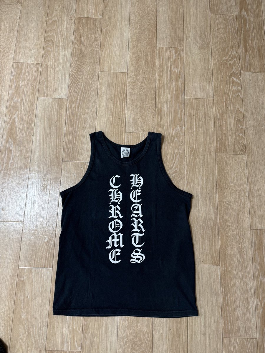 ttt_HAWK's tweet photo. クロムハーツ　

ダガーアイチャート　tシャツ  、ホースシュー　香港限定 tシャツ、タンクトップ、フローラル　スウェットパンツ　売ります。

全て国内正規品です、メッセージ頂ければ詳細お送りいたします。

メルカリなど通すことも可能です。

クロムハーツ　売ります https://t.co/yCI2yh0n4S