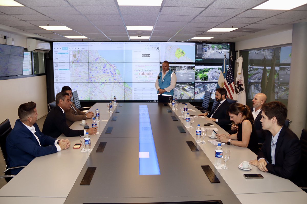 franrocaa's tweet photo. Hoy en el Centro de Minotoreo Urbano recibimos a @FrancisSuarez, el Alcalde de Miami más votado de la historia. https://t.co/SvH8gC4U1w