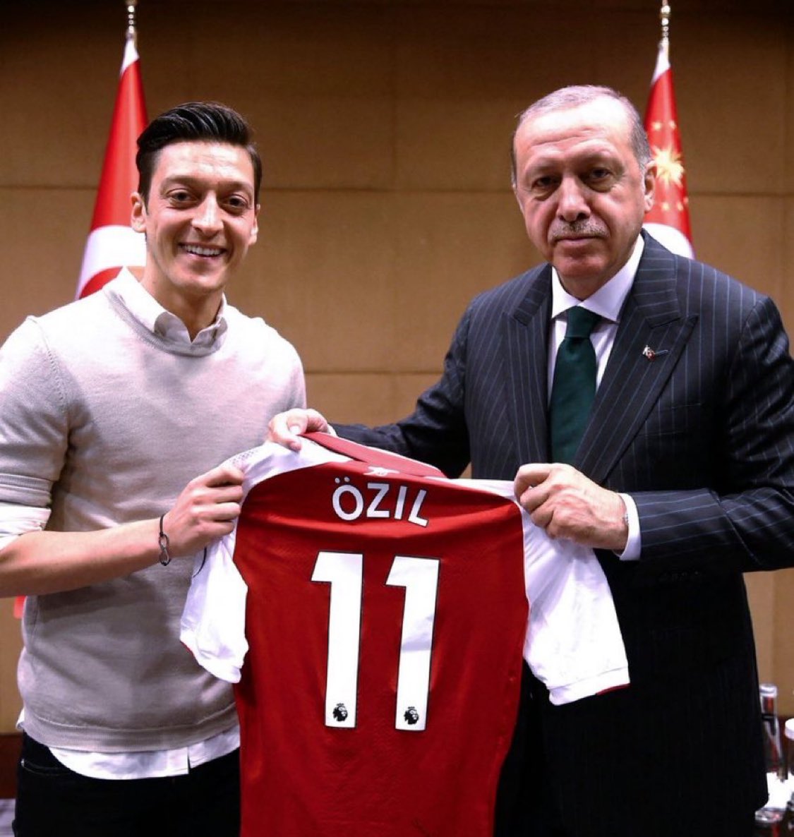 🗣️Alman Milli Takımı Eski Kaptanı Mesut Özil: 

"Sevdamız belli, davamız belli.

Bize düşen görev; ülkemizin, milletin rüyalarını gerçekleştirmek için var gücümüzle çalışmak."