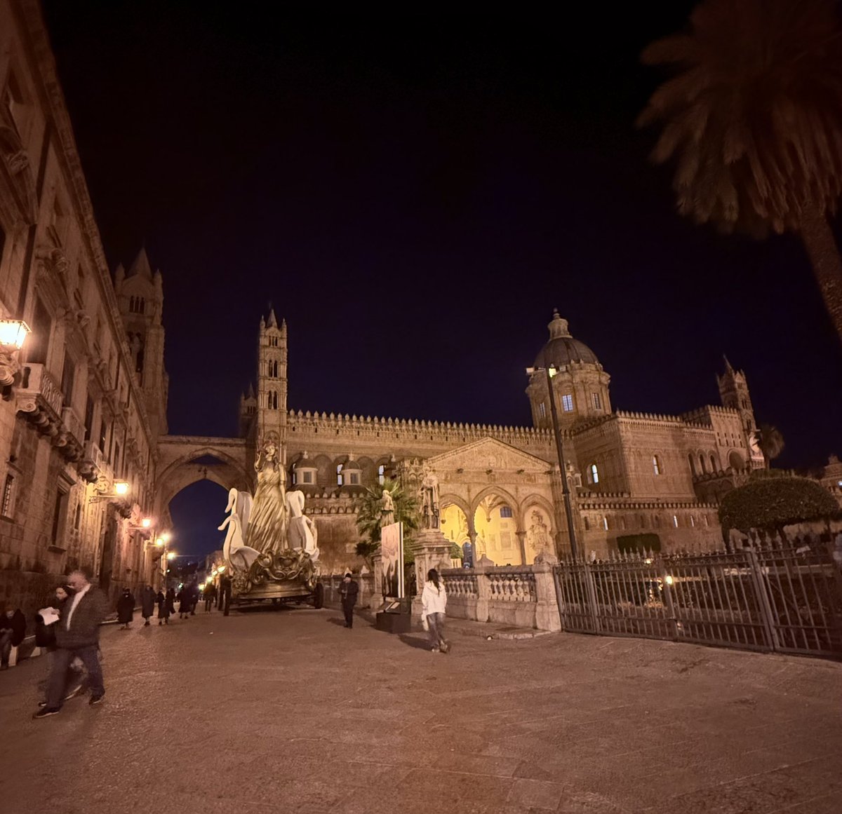 Azzarag91's tweet image. Nel silenzio della sera, la Chiesa di Palermo ha raccolto l’invito dell’Arcivescovo Mons. Corrado Lorefice per #pregare per il #SantoPadre come un filo diretto collegato con la stanza situata al decimo piano del #PoliclinicoGemelli.
@vaticannews_it @Pontifex_it