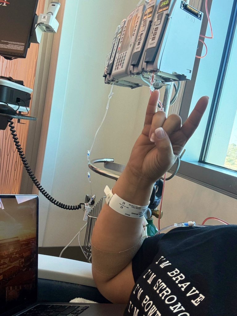 MsMorgart's tweet photo. Graduate School Life…👩🏻‍🎓 🧡🤘🏼#ProudLonghorn #TPLA #Classof2025 #AspiringAdministrator #NeverGiveUp #Ovarcomer  @drdebracantu @terrancelgreen  @MDAndersonNews https://t.co/QIuBntk5Xu