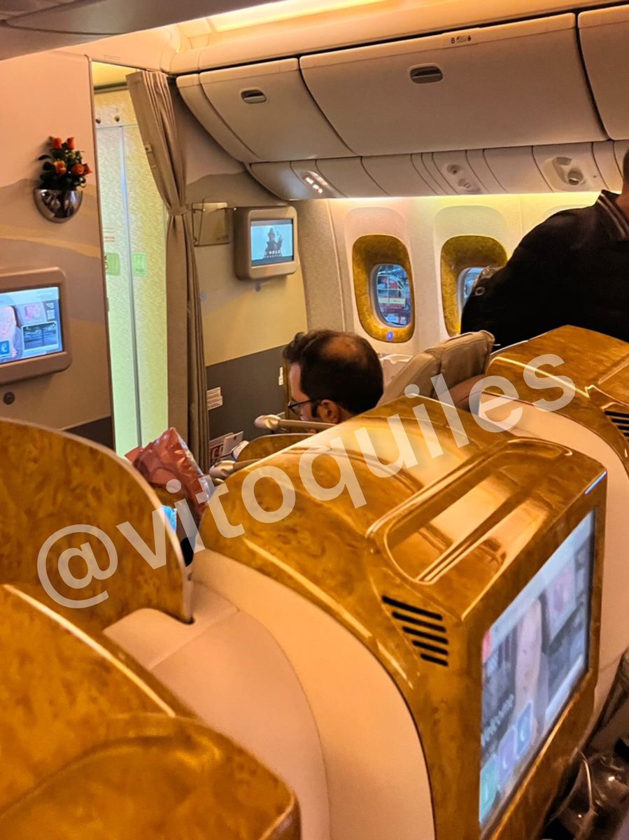 vitoquiles's tweet photo. #URGENTE | Pillado el ministro de Economía, Carlos Cuerpo, viajando en clase business con su pareja a Dubái. El billete cuesta 2.600€ desde Madrid. 

El mismo mes que anuncian más subidas de impuestos a los trabajadores. Esto es el PSOE. https://t.co/l31sX2Ze7R