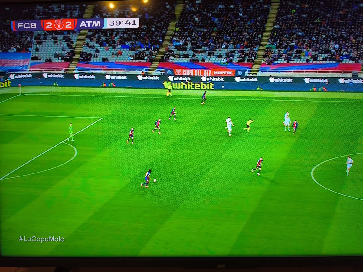 1- No es fuera de juego ni de Julián Álvarez, ni tampoco de Giuliano Simeone.

2- Pita fuera de juego y Gallagher podría haber sacado rápido de banda con el portero fuera de zona.

3- El sitio desde donde se saca el fuera de juego es ridículo.