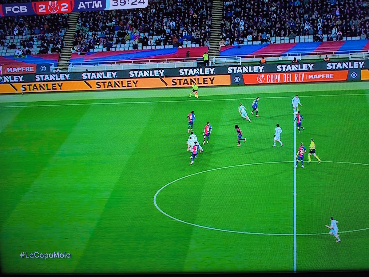 IvaanBlanco26's tweet photo. 1- No es fuera de juego ni de Julián Álvarez, ni tampoco de Giuliano Simeone.

2- Pita fuera de juego y Gallagher podría haber sacado rápido de banda con el portero fuera de zona.

3- El sitio desde donde se saca el fuera de juego es ridículo. https://t.co/Dw6vEQiGiW