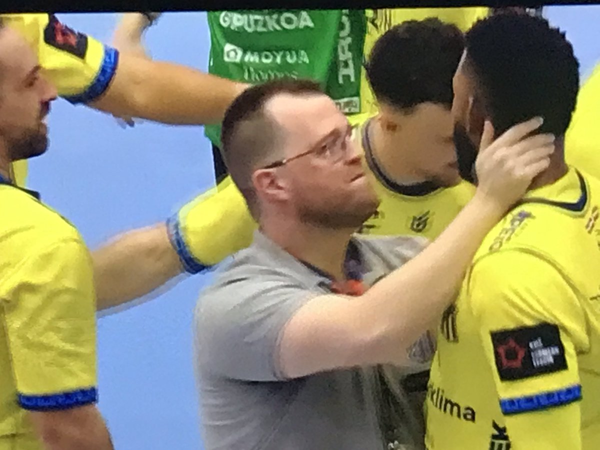 Luismilopez5's tweet photo. El Bidasoa se mete en los 1/4 de final. Exhibición del equipo de A.Mozas en un 2ºT espectacular. Victoria ante Limoges (35-30) con un tremendo Leo Maciel (13p-32%). Gran defensa y qué bien G.Nieto y el 2T de Pacheco. Pero éxito del grupo para alcanzar los 1/4 #ehfel https://t.co/zOim5utoFi