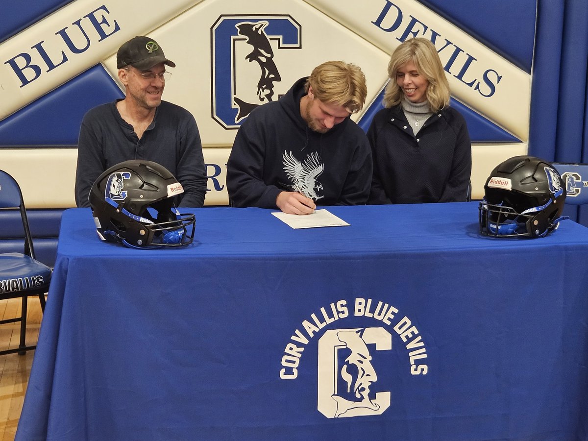 Montanarocket38's tweet photo. Signing ceremony!!! Couple Blue Devils that will strive in the Frontier and beyond!! https://t.co/ufBQxGNEPp