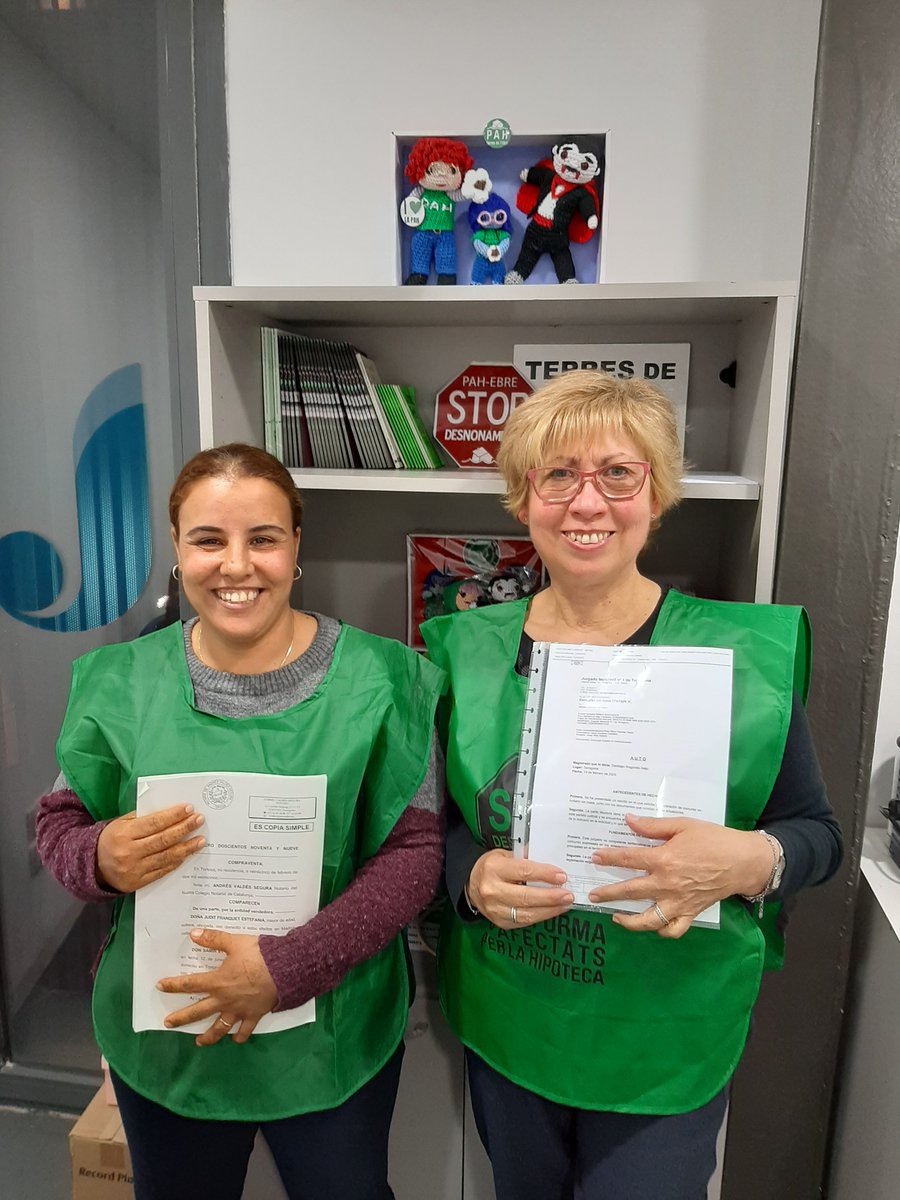 Hoy doblete de alegría
Jamila recupera su vivienda, después de sufrir intentos de desahucios.
Rosa consigue liquidación de todas sus deudas
SI SE PUEDE  y sus sonrisas lo demuestran  <a href="/pahcatalanes/">PAH Catalanes</a> <a href="/LA_PAH/">Plataforma de Afectadas por la Hipoteca</a>