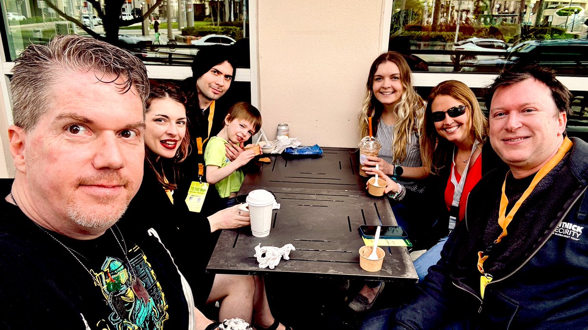 jaysonstreet's tweet image. Having ice cream with some of my #HackerFam. 🥰
@CaitlinVaught  @KillrBunn3 @_titon_ &amp;amp; K4R3n, T-Reg3x &amp;amp; Ba$$C4 😊