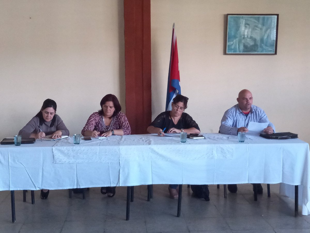 AliuskaCarballo's tweet photo. Con la presencia de Yamile Ramos Cordero, Miembro del CCPCC y Primera Secretaria del #PartidoComunistaDeCuba en #PinarDelRío, se intercambia con los Secretarios de núcleos de la zona del #HermanosCruz sobre el funcionamiento de la vida interna de la organización. https://t.co/UI3aS8AJa8
