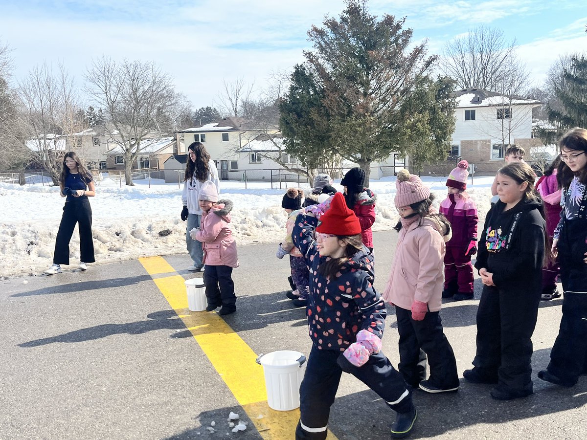 mcgeeinm's tweet image. Love it when the Grade 7’s step up and show their school leadership! So proud of this group for their help with @brier_park Winter Carnival! Well done Grade 7’s! @GEDSB