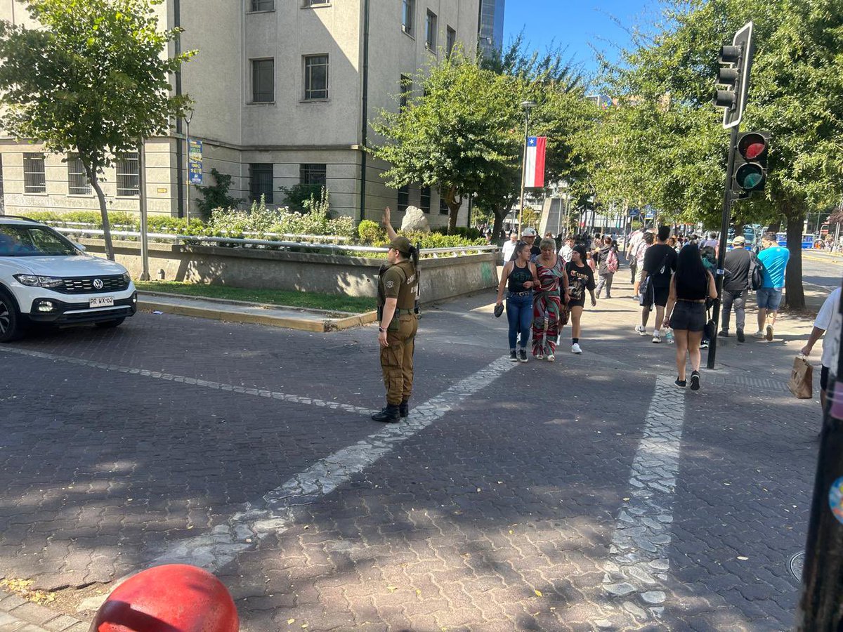 plcdelmedionews's tweet photo. #AHORA | 🇨🇱 A tres horas del apagón: gran parte de Chile aún se mantiene sin luz.

Debido a  la suspensión del Metro de Santiago y servicios de EFE en otras regiones, se ha registrado colapso en transporte público de superficie. Carabineros, activaron plan de resguardo y seguridad.