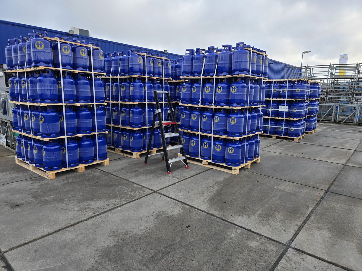 We zijn al weer druk bezig met de voorbereidingen voor het seizoen! Vandaag hebben we de eerste levering nieuwe propaan gas flessen ontvangen en klaar gemaakt voor de verkoop🤩🤩