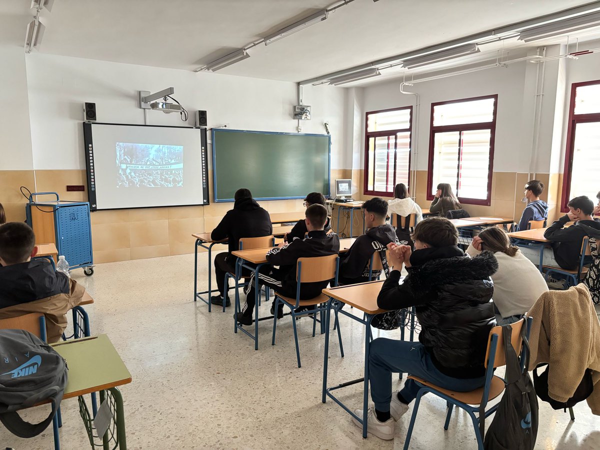 El Dpto. de Geografía e Historia y el de Tecnología del <a href="/IESLanjaron/">IES Lanjarón</a>  han colaborado en la realización de actividades para trabajar el #diadeandalucia... quizizz, pasapalabra, puzzles con mapas de Andalucía 3D, etc.